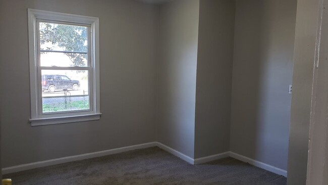 Building Photo - Super convenient to Langley AFB
