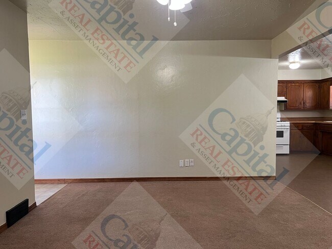 Building Photo - Cute Home Available!