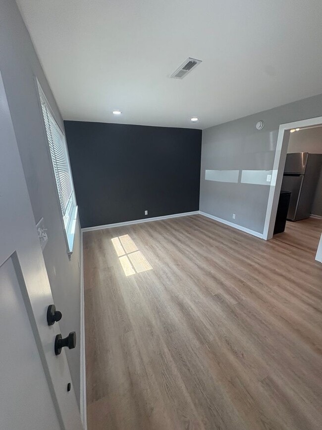 Building Photo - 123 Sequoia Dr