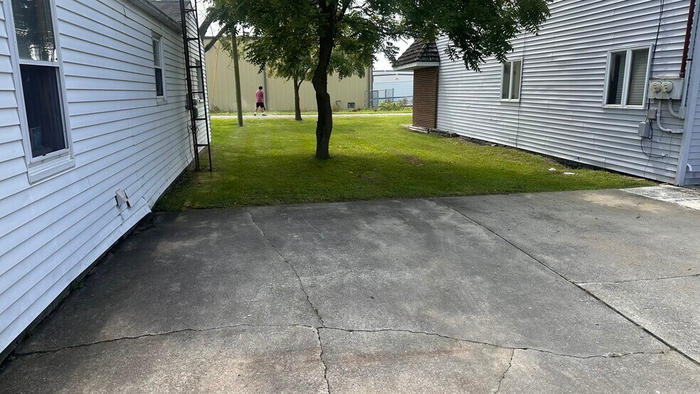 Building Photo - 8364 Railroad Rd