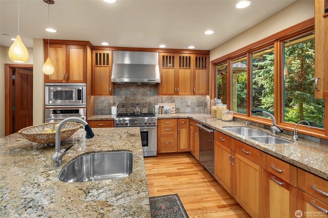 Building Photo - 5bd/4ba Mercer Island Home