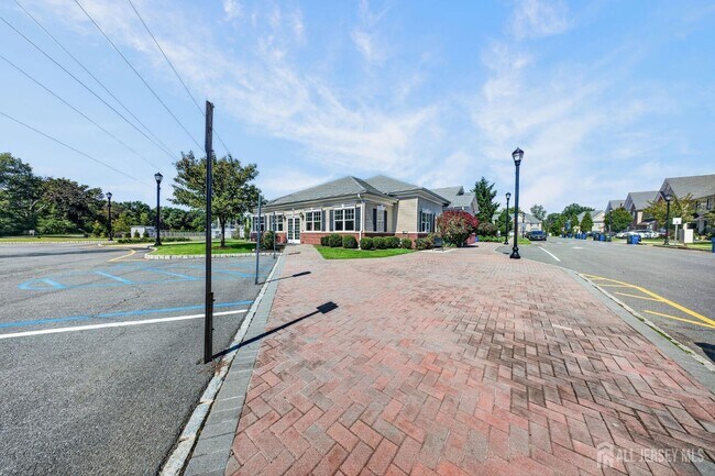 Building Photo - 645 Doral Ct