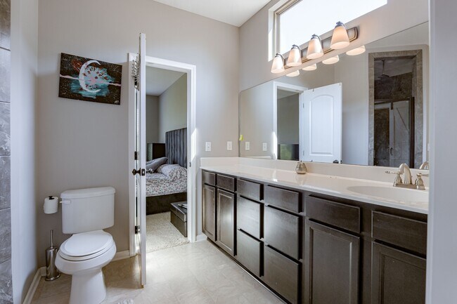 Building Photo - 15523 Valley View Dr