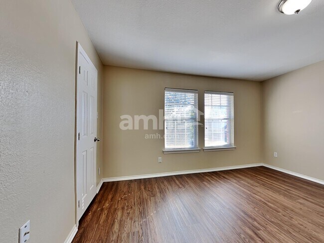 Building Photo - 2673 Silver Hill Dr