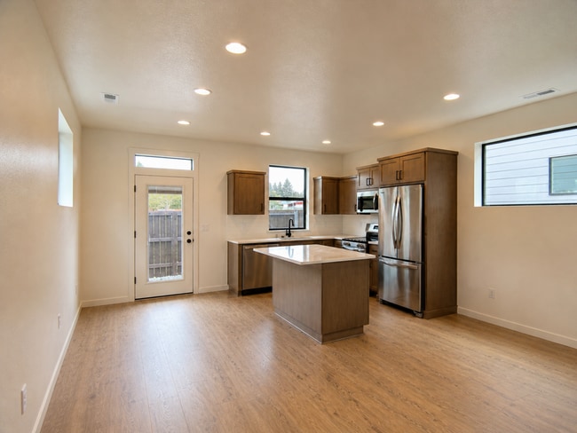 Building Photo - 10116 NE 45th Ct
