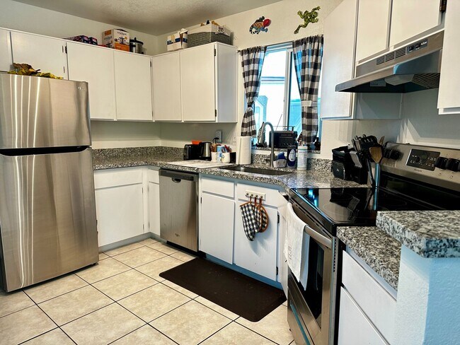 Building Photo - UPDATED 3 BEDROOM 2 BATHROOM CONVENIENTLY ...