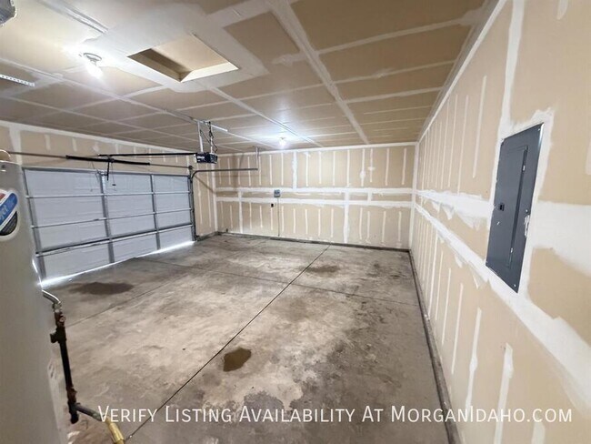 Building Photo - 6698 Poplar-