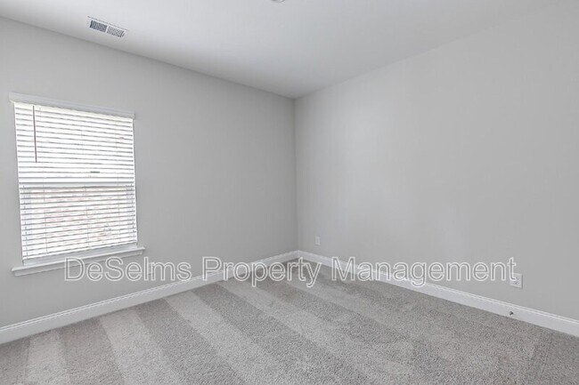 Building Photo - 107 Crabourne Dr