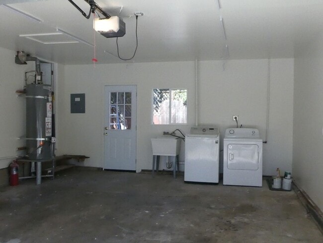 Building Photo - Inviting 3-Bed/2-Bath Home - Menlo Park