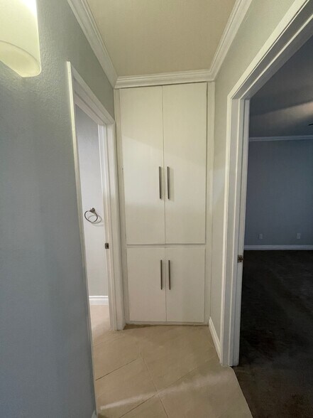 Building Photo - 630 The Vlg