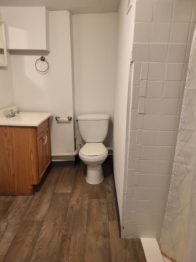 Building Photo - Available July 5, 2026! Spacious 4 bedroom/2 bath in Oakland - Close to Pitt Campus!