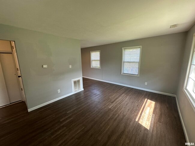 Building Photo - 1807 N Underhill St