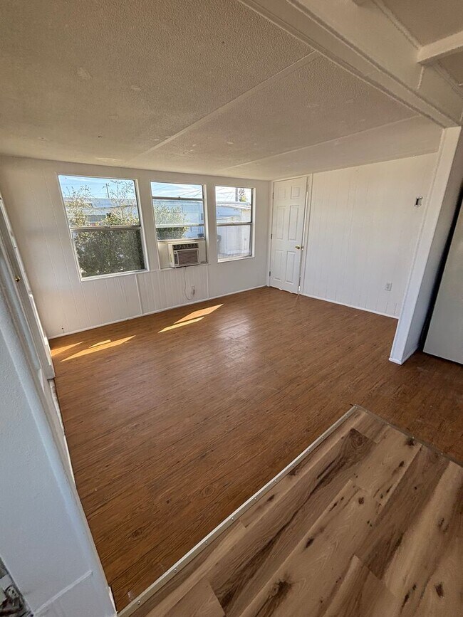 Building Photo - 2 bedroom 2 bath