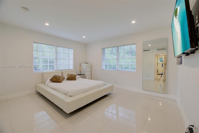 Building Photo - 1125 99th St