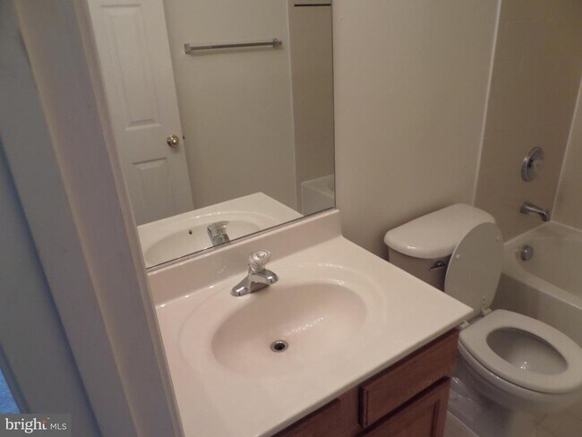 Building Photo - 836 Linfield Terrace NE