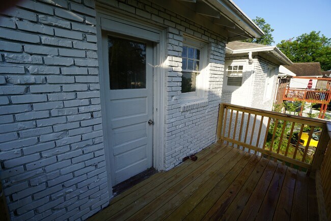 Building Photo - 1028 41st St