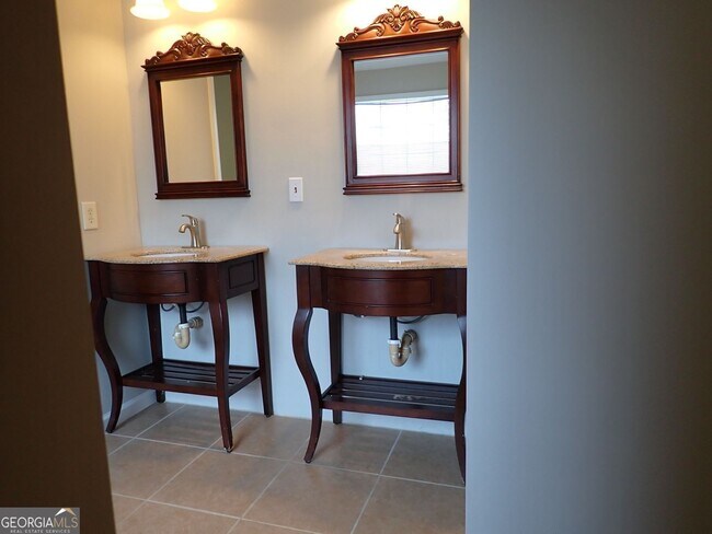 Building Photo - 827 Sinclair Way