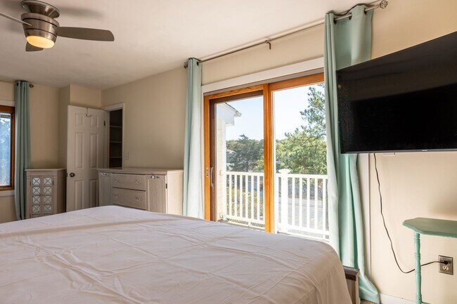 Building Photo - Beautiful home with amazing view