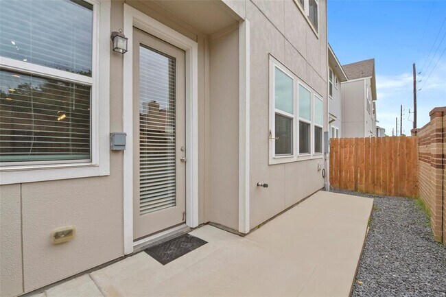Building Photo - 9911 Brickhouse Dr