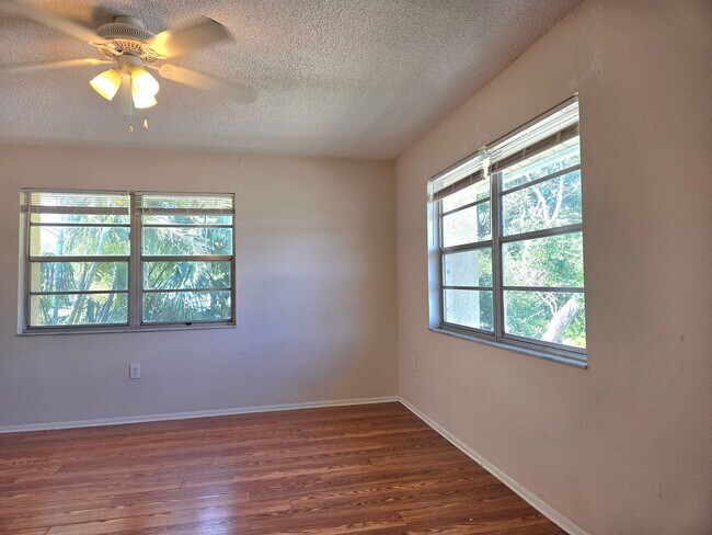 Building Photo - NEW PRICE / N Tamiami Trail / Townhouse