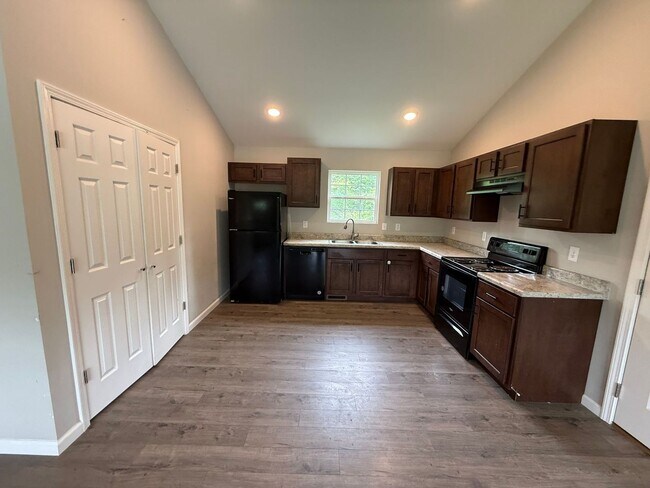 Building Photo - 842 Lakeway Dr