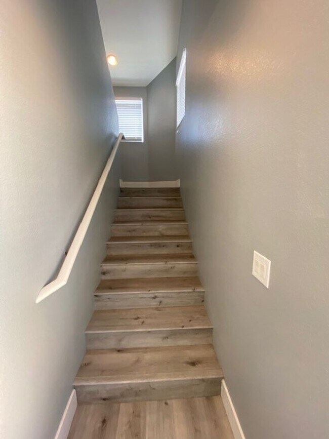 Building Photo - Gorgeous 3 level townhouse with a garage