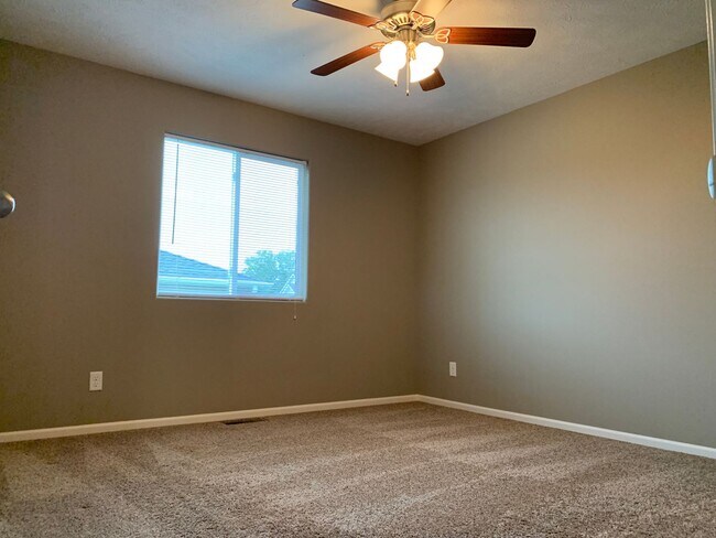 Building Photo - Spacious 3 bedroom/ 3 bath ranch townhome
