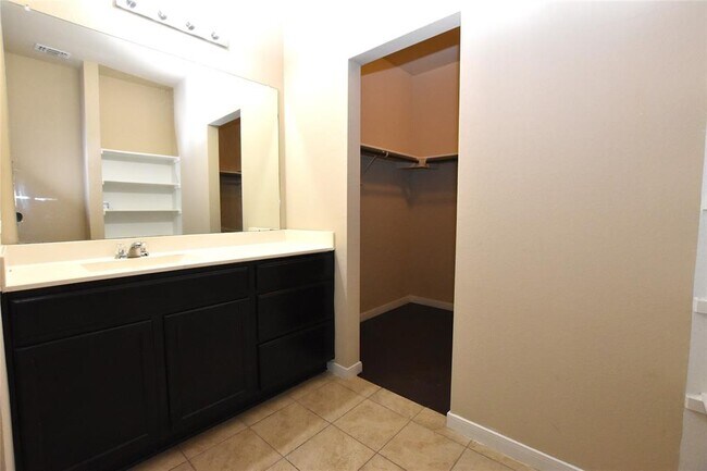 Building Photo - 5725 Roderick Dr