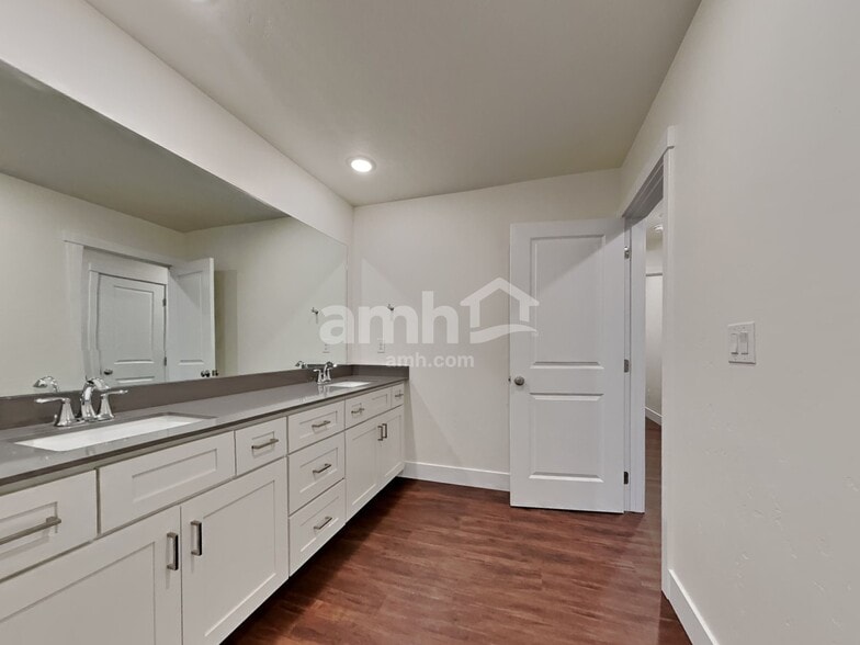 Building Photo - 11502 W Mesquite St