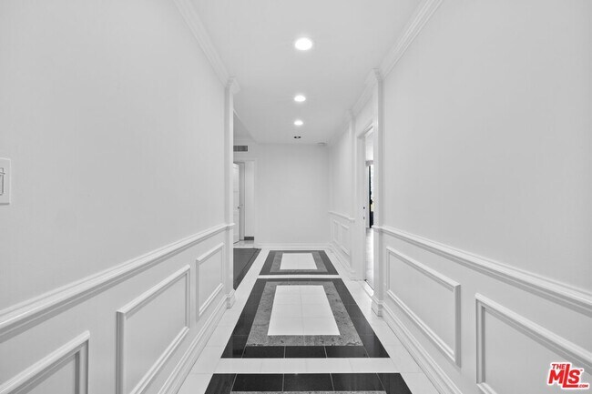 Building Photo - 1100 Alta Loma Rd