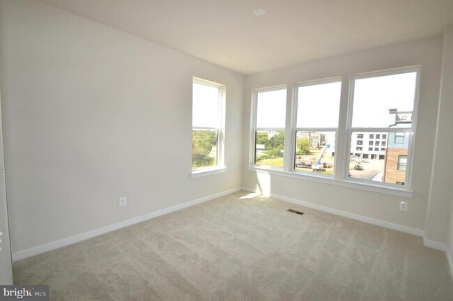 Building Photo - 43795 Middleway Ter