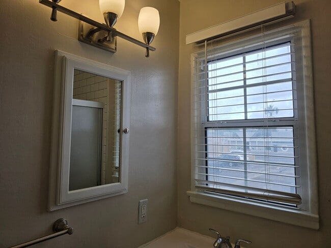 Building Photo - Stunning 2-bedroom 2nd floor apartment with garage parking!