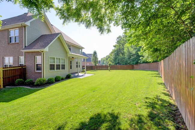 Building Photo - Four Bedroom with Bonus!