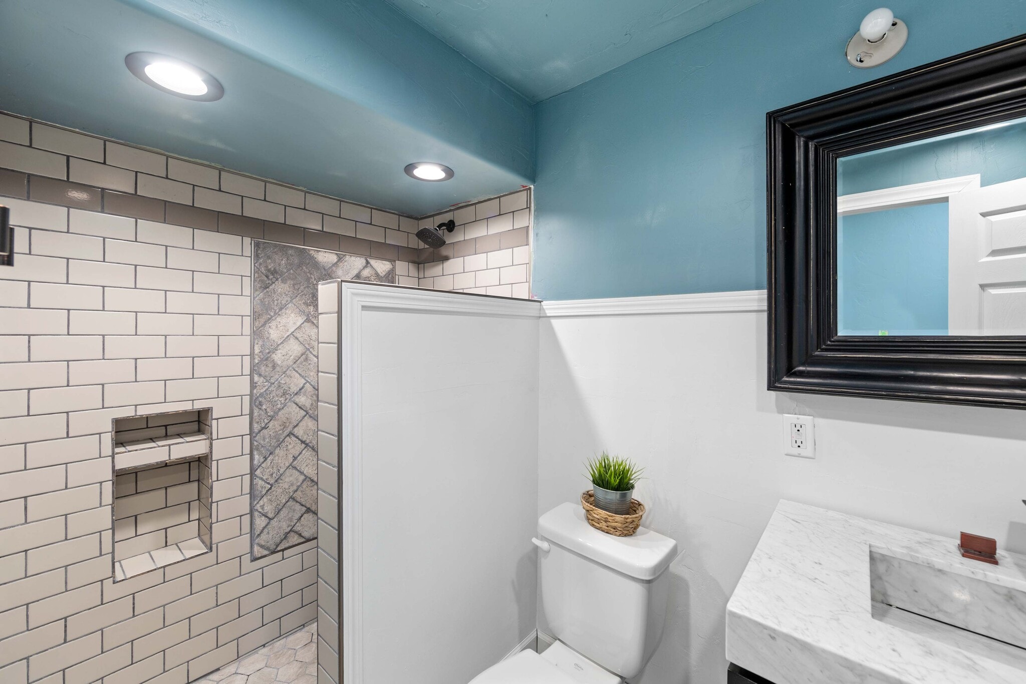 Building Photo - 7102 N Mohican Dr