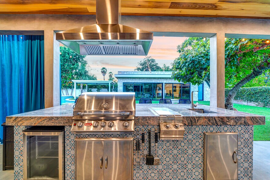 Building Photo - 5817 Ranchito Ave