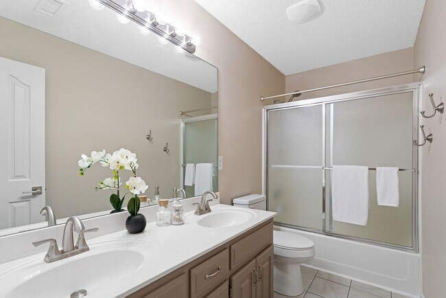 Building Photo - {13862} Spacious townhome in Prime Location + Maintenance Provided Community + Neighborhood Pool ...