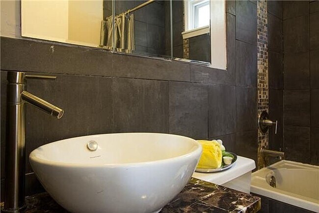 Building Photo - Adorable 2 Bedroom 1 Bath Home in Sylvan H...