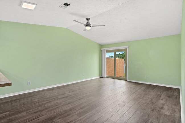 Building Photo - Charming 3Bed/2Ba Duplex Unit Convenient t...