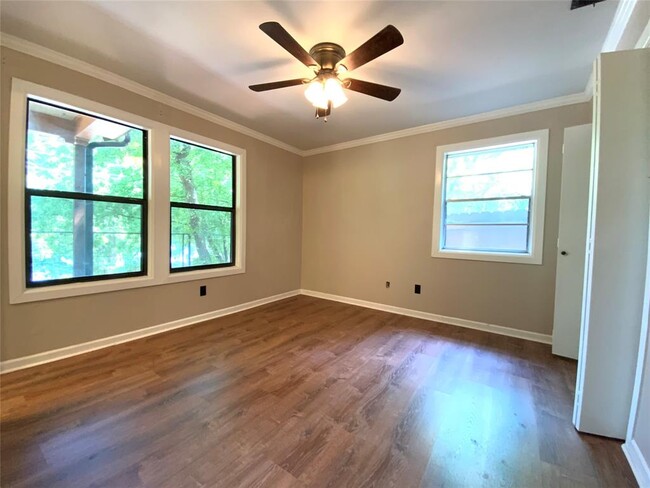 Building Photo - 2807 Edgewater Dr