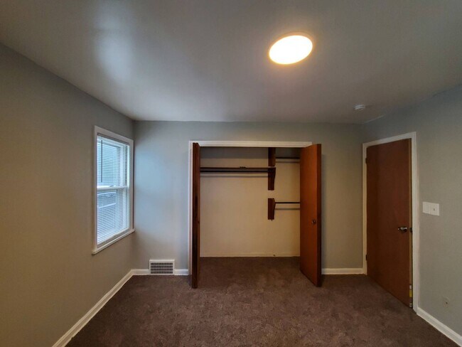 Building Photo - Charming 4-Bedroom Property in Prime Location