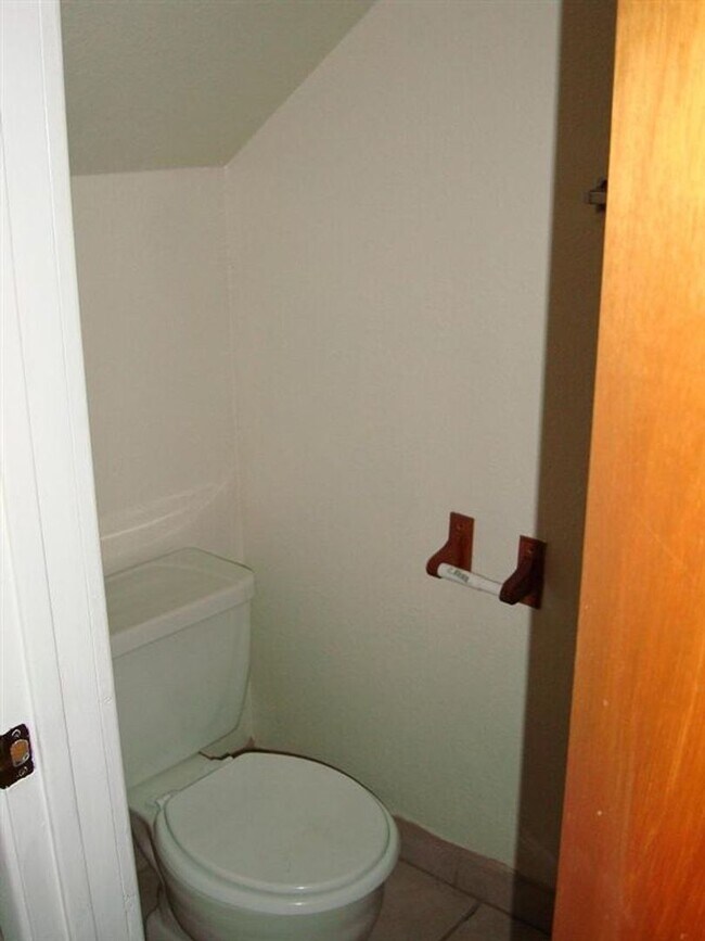 Building Photo - 4BR/2.5BA Townhome w/ Private Yard Near Downtown Tucson