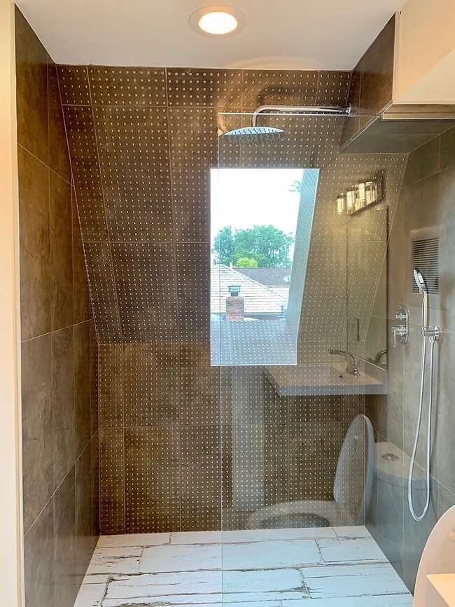 Building Photo - 131 Montgomery Ln