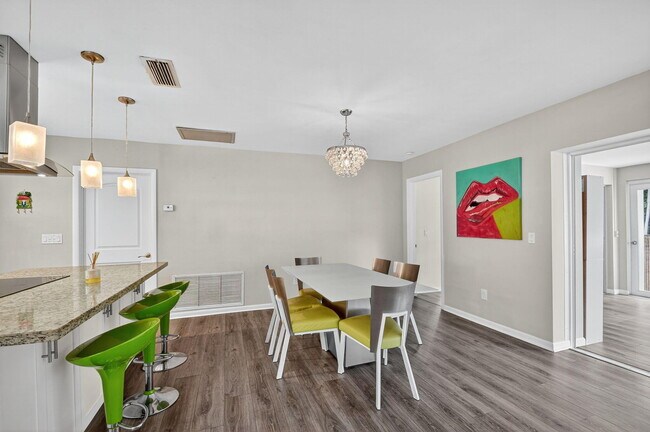 Building Photo - 113 Park Ln E