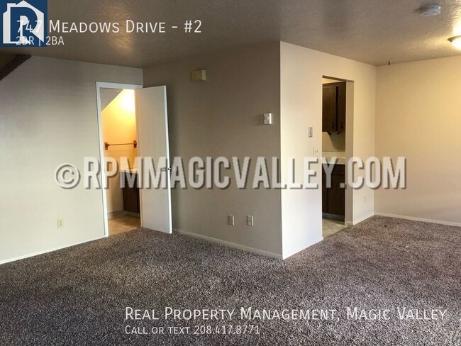 Building Photo - 747 Meadows Dr