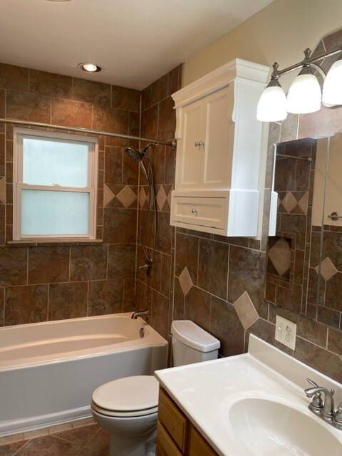 Tiled bathroom - 510 W Chambers Dr