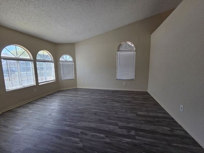 Building Photo - Newly available