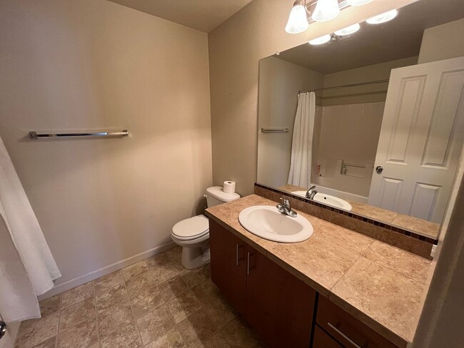 Building Photo - Spacious Hillsboro 2 Bed 2 Bath Condo - Ga...