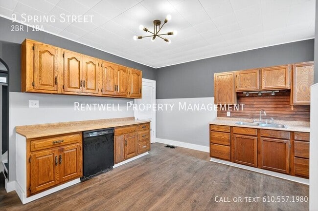 Building Photo - 9 1/2 Spring St