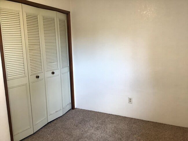 Building Photo - Townhouse Style Apartment with Private Out...