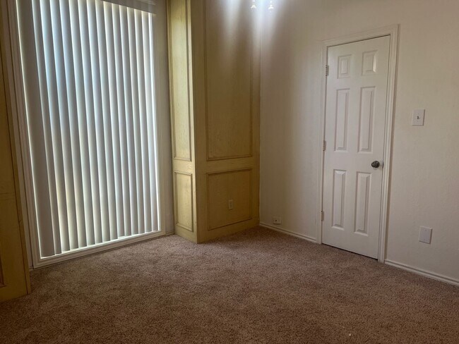 Building Photo - 3 bed 2 bath 2 car garage